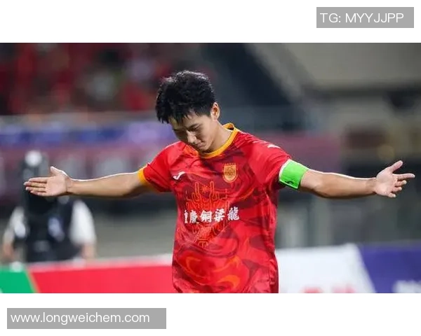 球员因国内局势佩戴特殊袖标引发政治抗议与社会关注